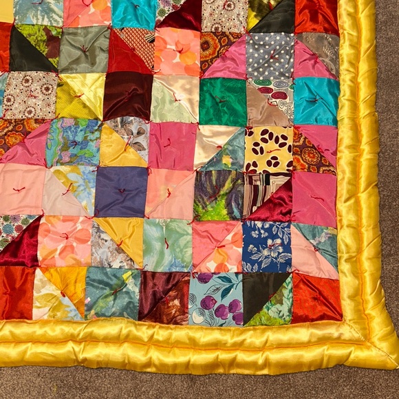 Vintage Patchwork Quilt. 1969 handmade, 56”x65”. Good condition - Picture 4 of 15